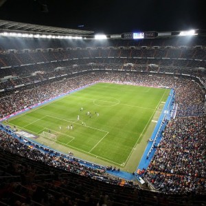 爱游戏娱乐平台-_夜幕城市骑行：灯火中的速度狂欢_，骑行夜景