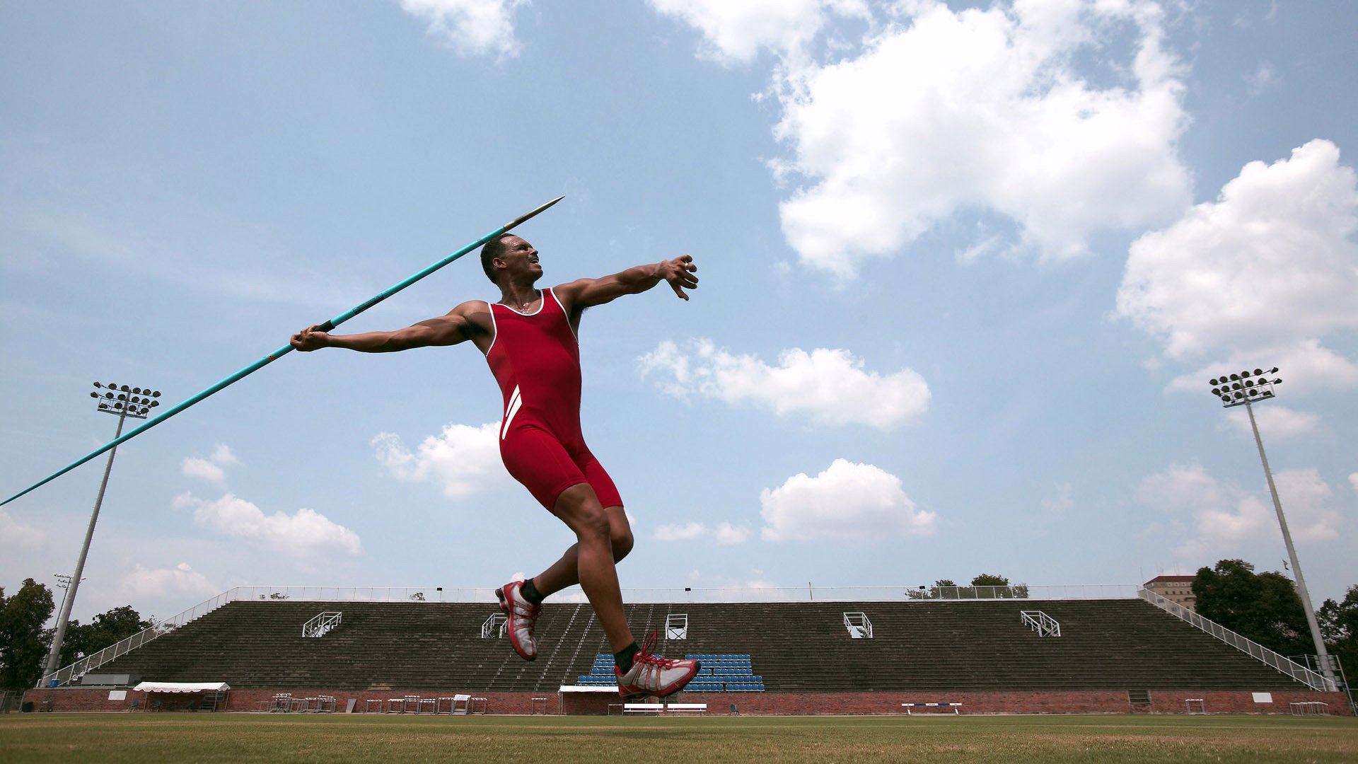 高端青训基地建设持续推进，培养高水平青少年运动员，青年高端职业培训